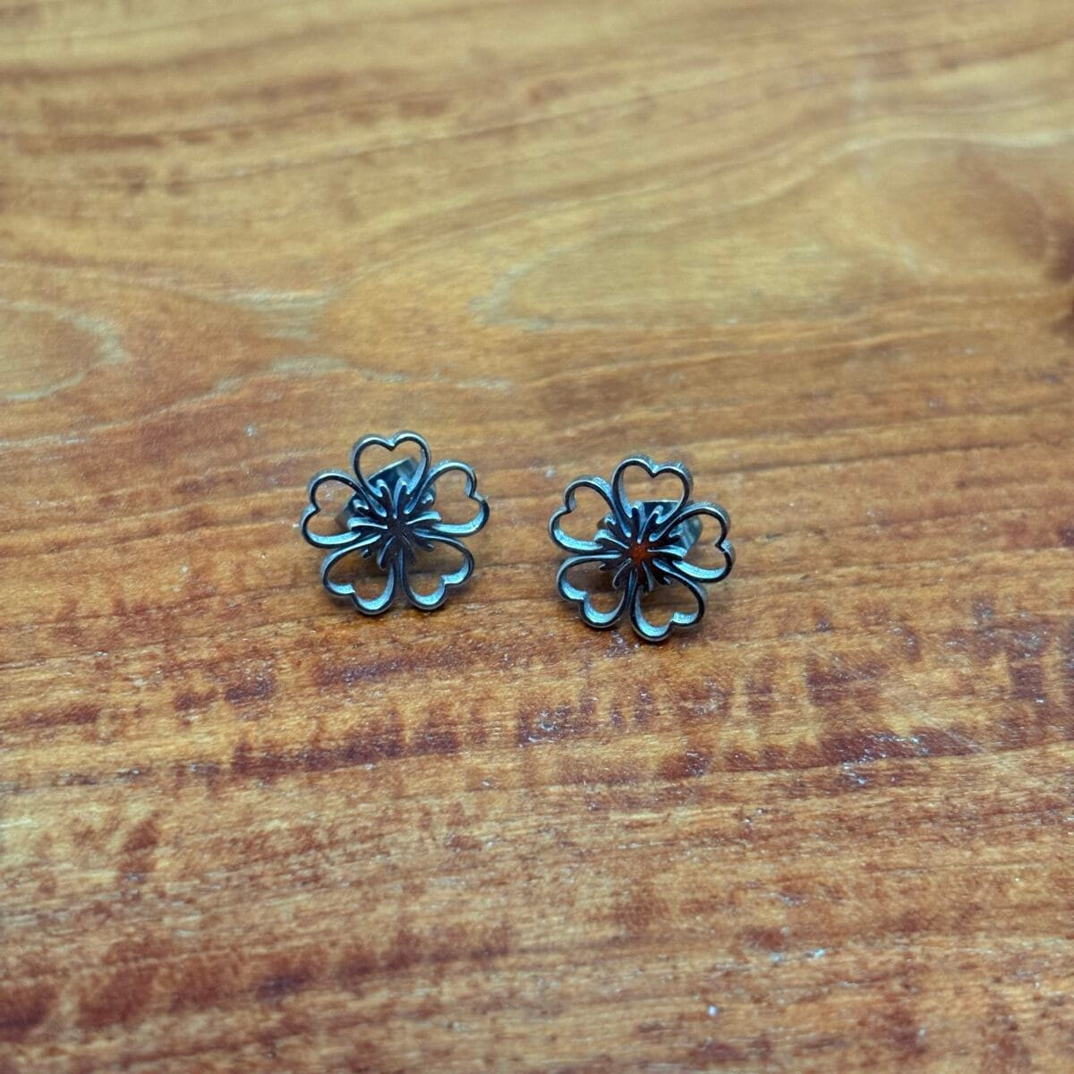 img_4069 Boucle d’oreille fleur argentée - type 1