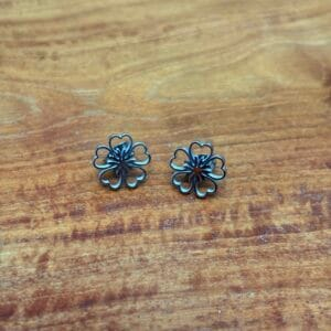 img_4069 Boucle d’oreille fleur argentée - type 1