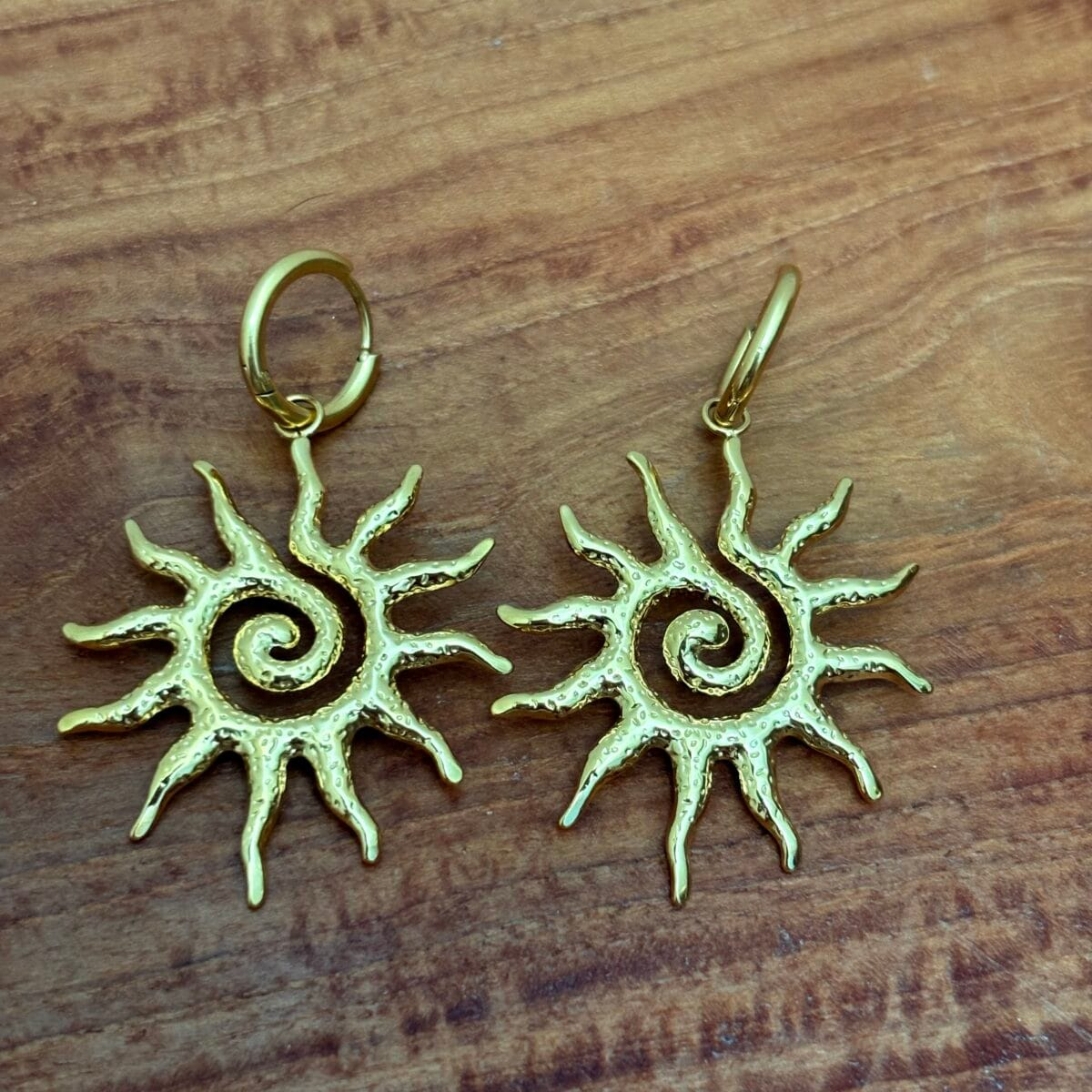 img_4078 Boucle d’oreille soleil spirale dorée