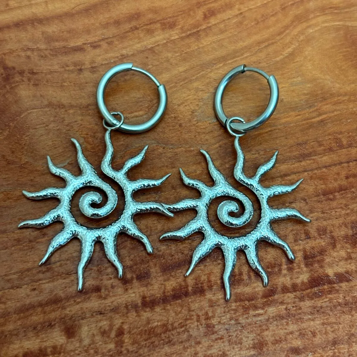 Boucle d’oreille soleil spirale argentée