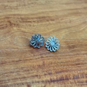 img_4081 Boucle d’oreille fleur argentée - type 2