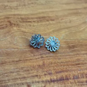 img_4081 Boucle d’oreille fleur argentée - type 2