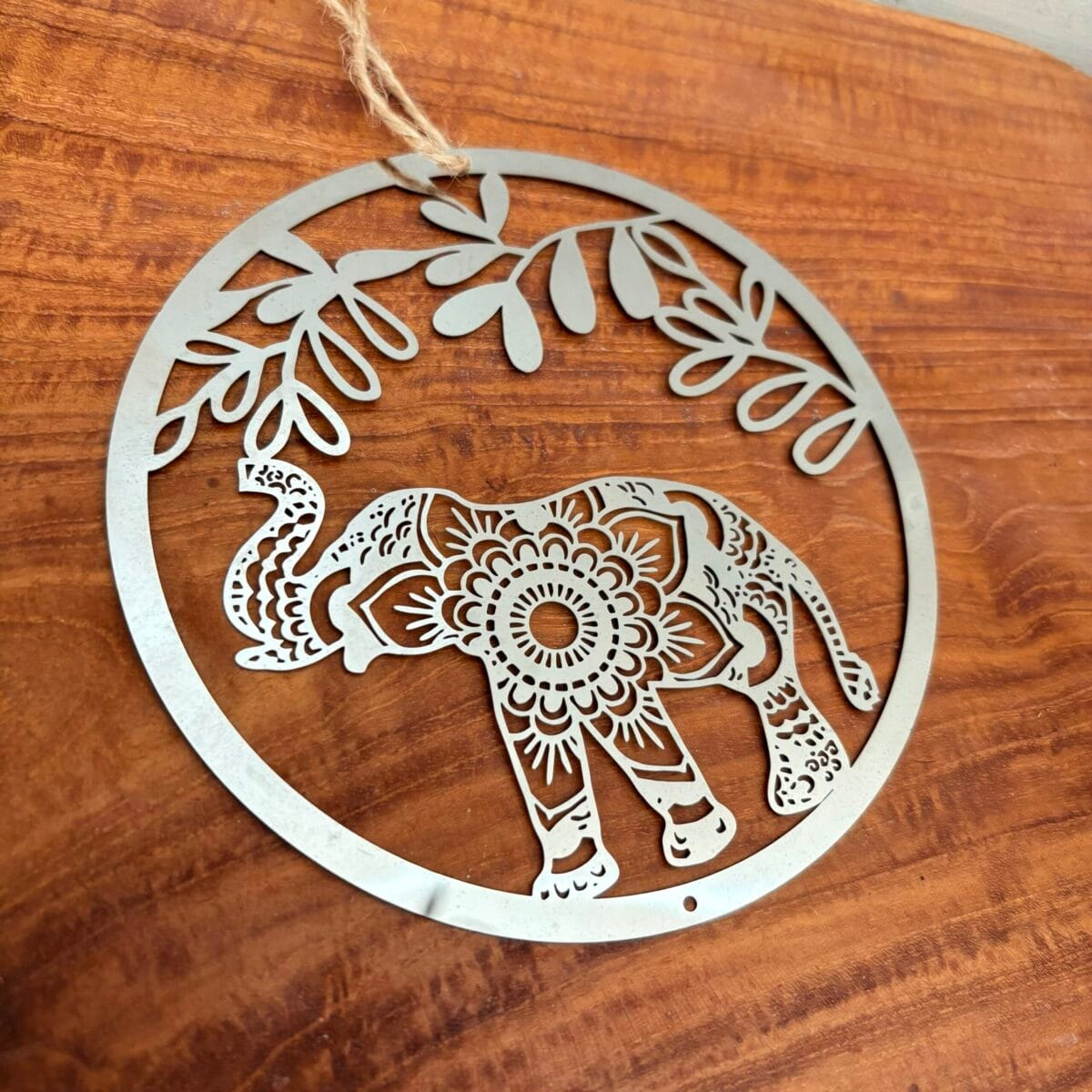 img_8357 Éléphant Suspendu