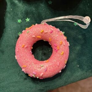 temp_image_1a11d9d7-cfdd-401c-9d35-242707a3b499 Donut de Noël à suspendre - rose