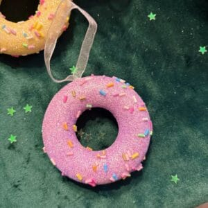 temp_image_23cf1570-2be6-43fa-9155-18bec00b8c6a Donut de Noël à suspendre - violet