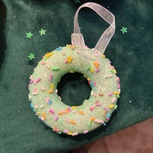 temp_image_71f70cf5-6cd9-4be9-a31c-dac25a7ef189 Donut de Noël à suspendre - vert