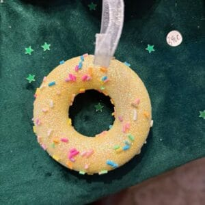 temp_image_a0689f7b-5788-4d89-99ce-f70f2aeec52d Donut de Noël à suspendre - jaune